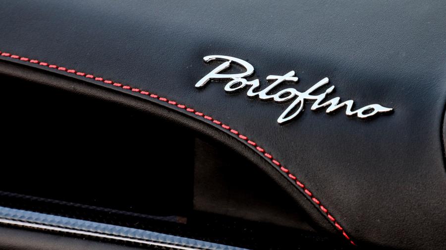 Детали интерьера Ferrari Portofino 2017 года  (фото 76 из 115)